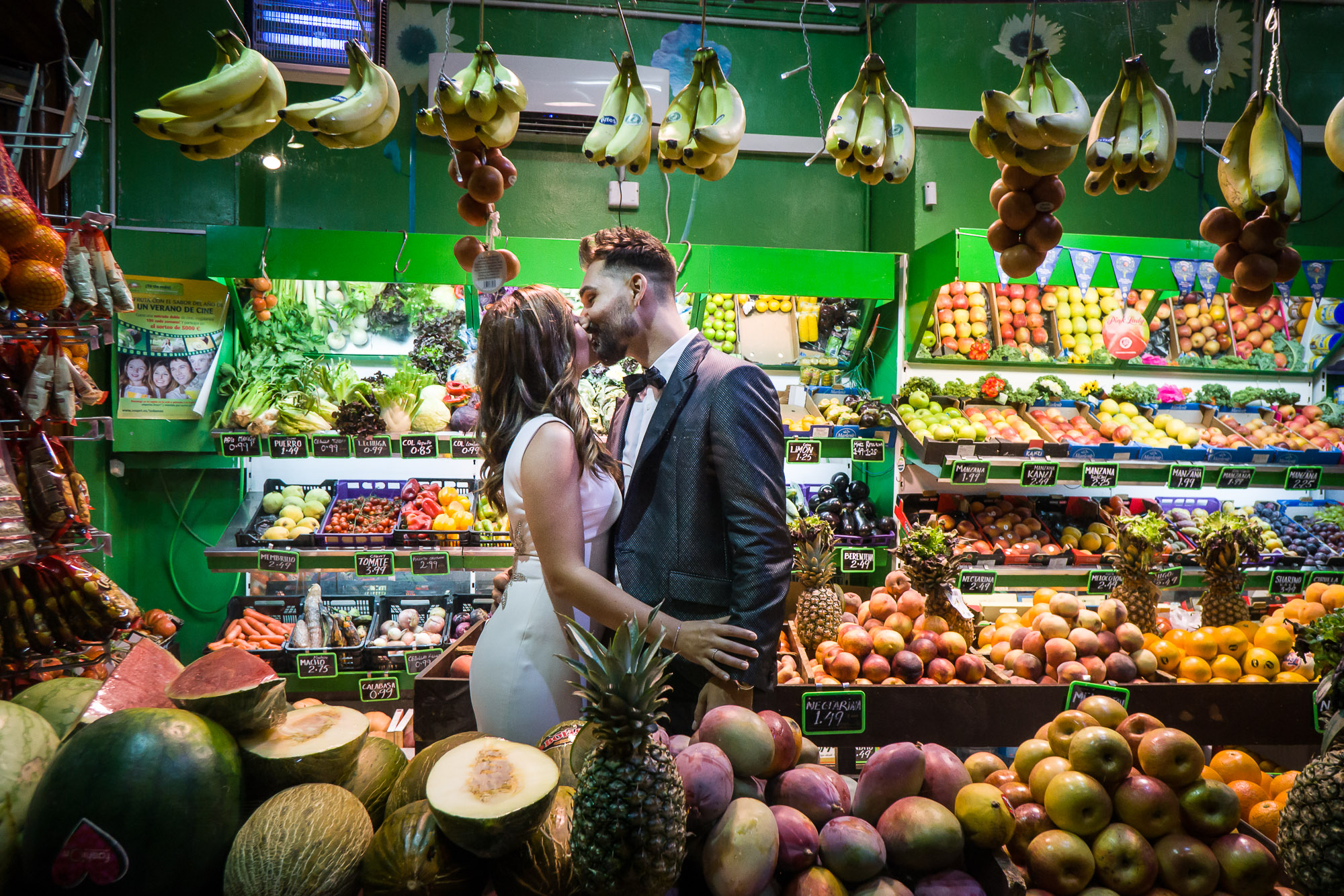 Veronica y Alex besándose en una frutería del barrio gótico